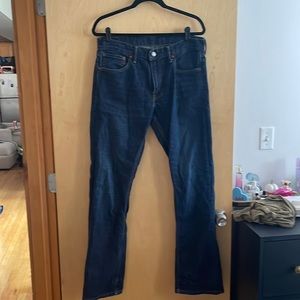 Dark wash men’s Levi jeans